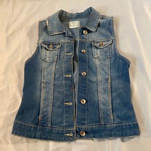 Denim jacket without sleeves from Zara